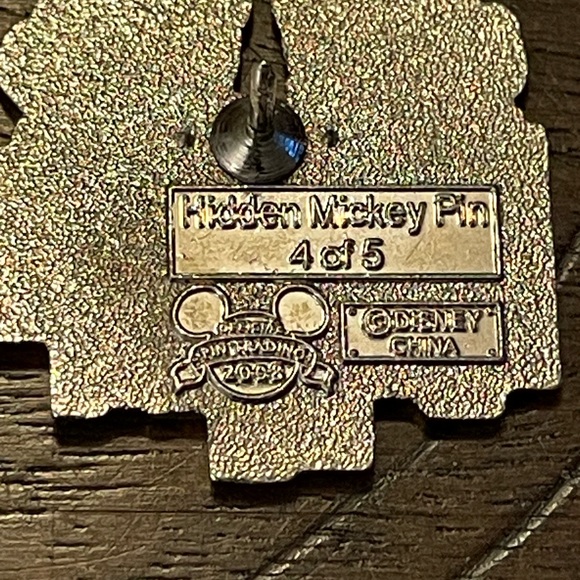 Disney WDW - Hidden Mickey Series III - Aloha - Chip and Dale Pin - Picture 3 of 3